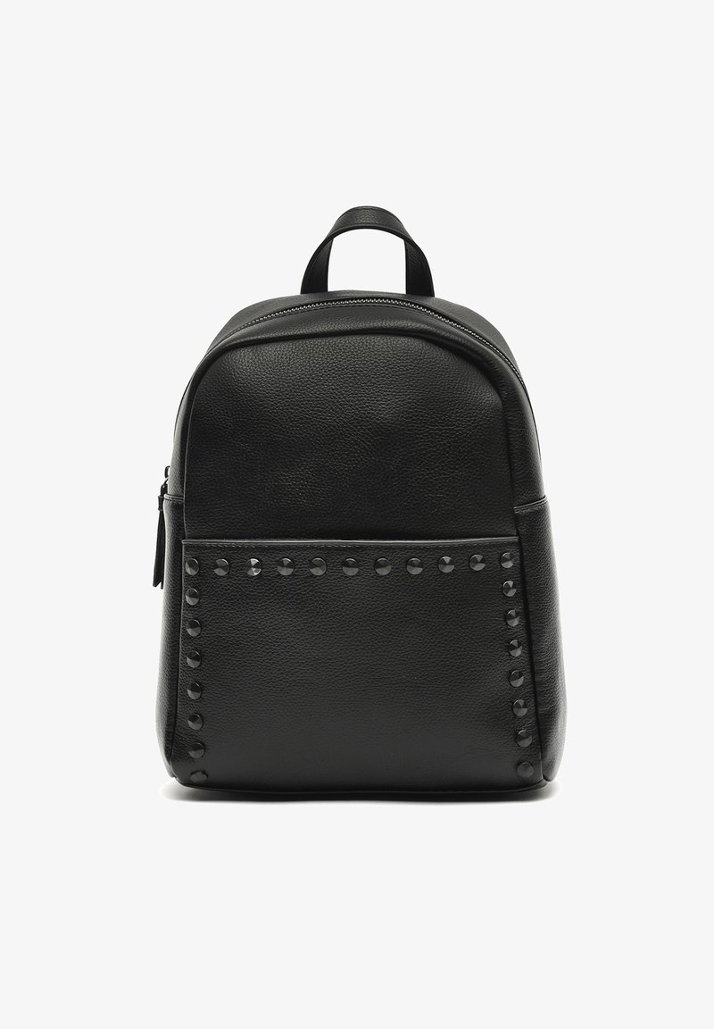 Černý kožený batoh s texturovaným povrchem, zaobleným vrcholem, klopou na zip a hroty podél předního panelu. Součástí je také dvojitá rukojeť na vrchu.