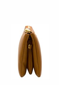 Portafoglio in pelle marrone con una finitura testurizzata, caratterizzato da una chiusura con zip dorata nella parte superiore e un design compatto con lati plissettati.