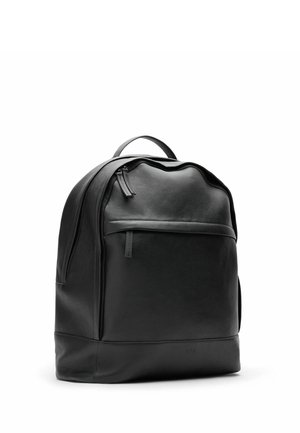 Zwarte leren rugzak met voorvak met rits, hoofdritssluiting en draaghandvat op witte achtergrond.