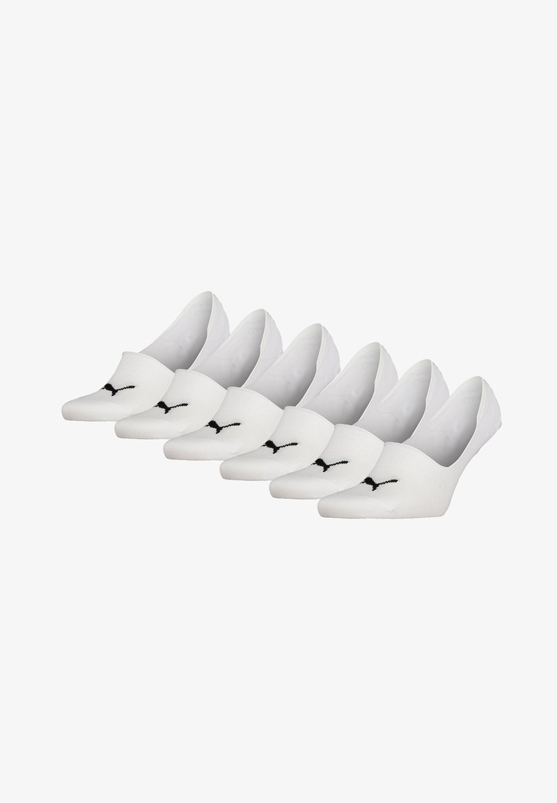 Sechs Paare weiße, niedrig geschnittene, nicht sichtbare Socken mit schwarzem Puma-Logo sind auf einem weißen Hintergrund diagonal angeordnet.