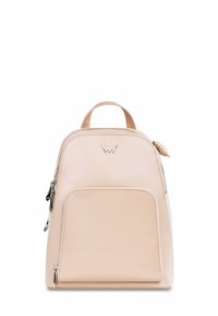 Růžový batoh z hladkého materiálu, s kulatým tvarem, přední kapsou a stříbrnými kovovými prvky. Má horní rukojeť a detaily s logem.