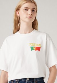 Levi's® FOOTBALL FAN TEE UNISEX - Marškinėliai su spaudiniu - white
