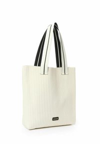 Borsa tote bianca a costine con manici a strisce in bianco e nero. Presenta un accento del logo nero sulla parte frontale. Superficie testurizzata per un ulteriore dettaglio.