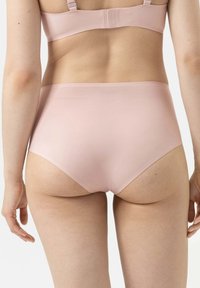Helle rosa, hochtaillierte Slips aus glattem Material, mit elastischem Bund und minimalen Nähten für einen nahtlosen Look.