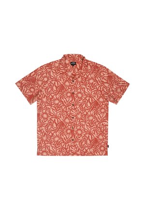 Camicia a maniche corte con bottoni, motivo floreale astratto rosso e beige e collo camp, distesa su sfondo bianco.