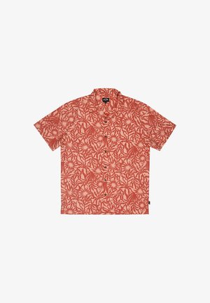 Camicia a maniche corte con bottoni, motivo floreale astratto rosso e beige e collo camp, distesa su sfondo bianco.