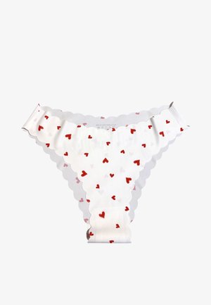 Weiße Unterwäsche mit gezacktem Rand und einem Muster aus kleinen roten Herzen, die über den Stoff verteilt sind.