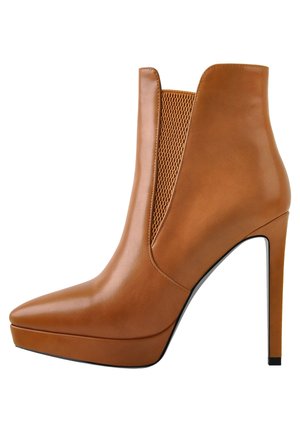 Bottine à talon haut en cuir marron avec bout pointu, semelle compensée et panneau latéral élastique pour un enfilage facile.