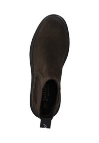 Bottine en daim marron avec panneaux latéraux élastiques et semelle en caoutchouc noire. Présente une texture douce et un détail logo sur la languette du talon.