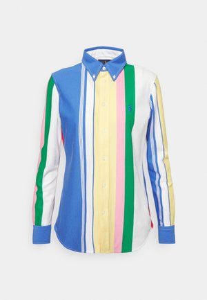 Chemise à manches longues boutonnée avec des rayures verticales bleu, blanc, jaune, rose et vert, avec un col bleu et un logo brodé sur la poitrine.