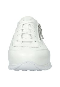 Sneaker blanche avec une tige en cuir lisse, des accents texturés, un système de laçage et une fermeture éclair, une semelle rembourrée et des détails cousus.