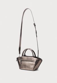 Metallisch bronzefarbenes Lederhandtasche mit zwei kurzen Griffen, einem langen verstellbaren Schultergurt und einer Vorderseite mit Reißverschlussfach.