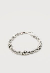 Ασημένιο βραχιόλι με στριφογυριστό σχοινί και τρεις λείες κόμπους ως διακοσμητικά, με κούμπωμα αστακού και προεκτεινόμενη αλυσίδα σε λευκό φόντο.