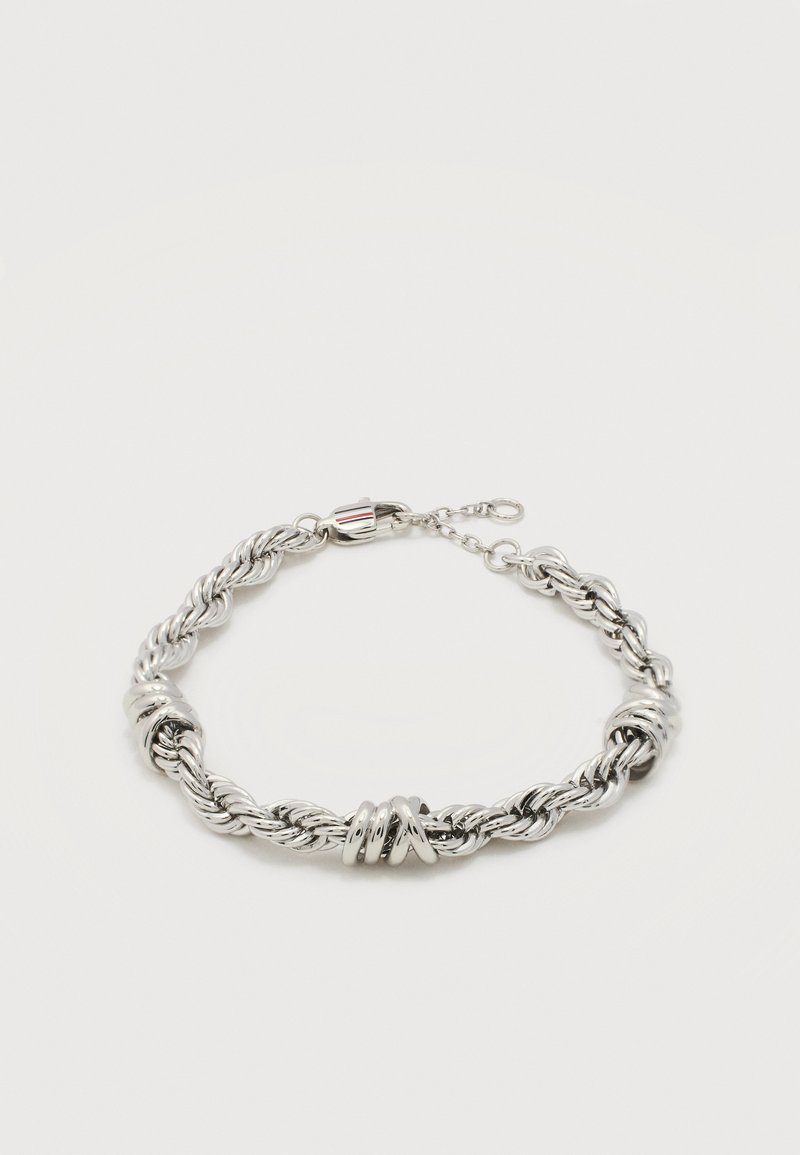 Ασημένιο βραχιόλι με στριφογυριστό σχοινί και τρεις λείες κόμπους ως διακοσμητικά, με κούμπωμα αστακού και προεκτεινόμενη αλυσίδα σε λευκό φόντο.