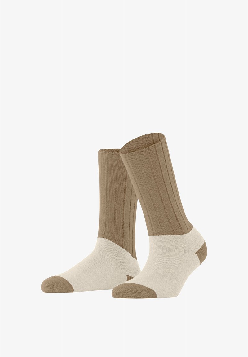 Bruine geribde sokken met een crèmekleurige teen, hiel en boord. Het ontwerp heeft een gestructureerde stof en varieert in kleur langs de lengte.