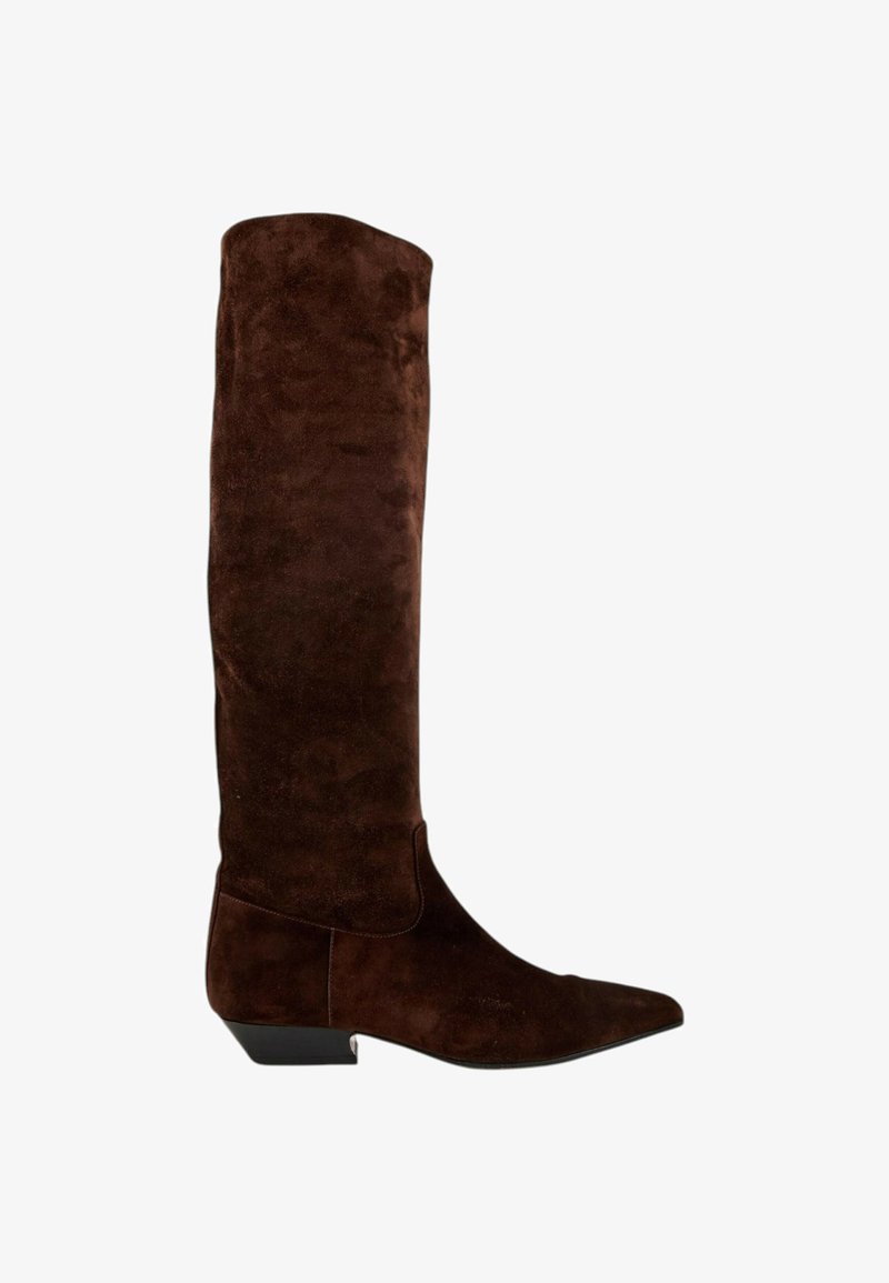 Botte haute en daim marron foncé avec un petit talon noir et un bout pointu, vue de profil sur fond blanc.