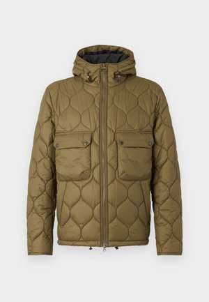 Olivově zelená prošívaná bunda s kapucí, dvěma náprsními kapsami, předním zipem a strukturovaným vzorem. Měkká látka s teplým vzhledem.