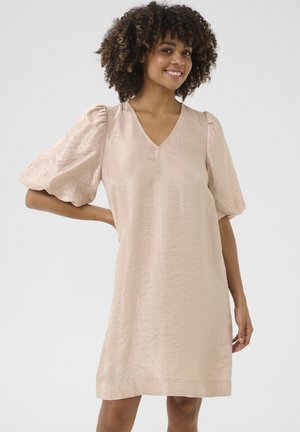 Helles rosa, knielanges Kleid aus strukturiertem Stoff. Verfügt über einen V-Ausschnitt und gepuffte kurze Ärmel, die eine legere Silhouette bieten.