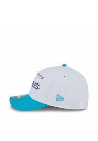 Weißer Baseballschläger mit einer türkisfarbenen Schirm, lila gesticktem Text "Charlotte Hornets" und einem kleinen türkisfarbenen Logo an der Seite.
