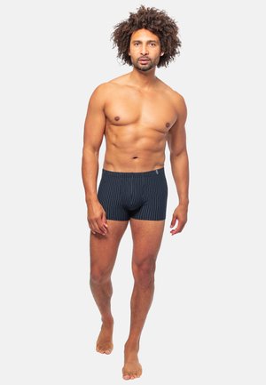 Dunkelblaue gestreifte Boxershorts mit enger Passform und elastischem Bund, die vertikale Streifen und eine glatte Stofftextur aufweisen.