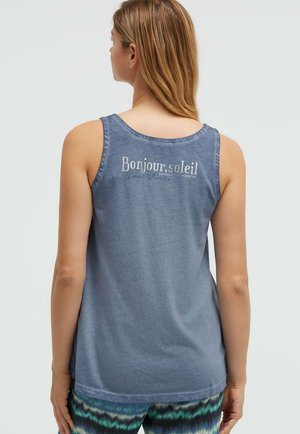 Soccx, SOCCX HENLEY-TOP OIL DYED MIT RÜCKENPRINT - Top - soft azure