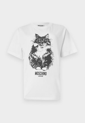 Fehér póló, rajta egy fekete grafika, melyen egy kerek szemüveget és csokornyakkendőt viselő bolyhos cicát ábrázol, alatta "MOSCHINO JEANS" felirattal.