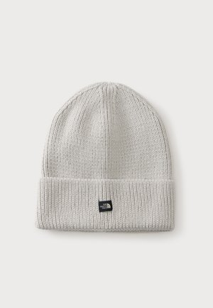 Bonnet en maille gris clair avec revers plié et petit patch logo North Face noir rectangulaire au centre devant.