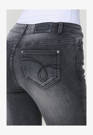 Grau denim Jeans mit einer mittelhohen Passform. Sie verfügen über ein gesticktes Design auf den Gesäßtaschen und ein strukturiertes schwarzes Logo-Patch am Bund.