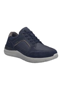Scarpa da ginnastica blu navy con un mix di materiali in suede e mesh, punta tonda, chiusura con lacci e suola flessibile in gomma grigia.