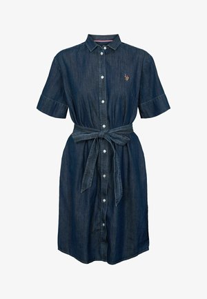 Jeansklänning med korta ärmar, knäppning fram, skärp i midjan och broderad logotyp på bröstet i en djupblå färg.