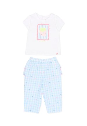 Biała koszula z krótkim rękawem w nadruk uśmiechniętej truskawki oraz niebieskie spodnie w kratę z małymi, kolorowymi wzorami rybek.