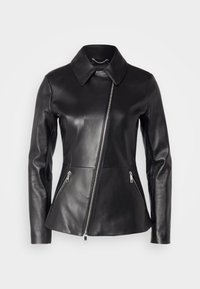 Černá kožená bunda s špičatým límcem, asymetrickým zipovým zapínáním a dvěma předními zipovými kapsami. Hladký povrch a přizpůsobený střih.