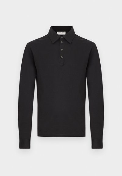 Μαύρο μακρυμάνικο πόλο με γιακά και πάσο με τέσσερα κουμπιά, παρουσιασμένο σε απλό λευκό φόντο.