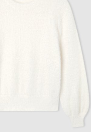 Biały, puszysty sweter z długim rękawem, z prążkowanymi mankietami i dołem, wyeksponowany na jasnoszarym tle.