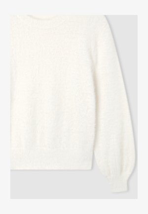 Biały, puszysty sweter z długim rękawem, z prążkowanymi mankietami i dołem, wyeksponowany na jasnoszarym tle.