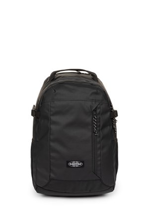 Mochila negra Eastpak con bolsillo delantero con cremallera, asa para llevar y correas laterales ajustables mostrada sobre un fondo blanco.