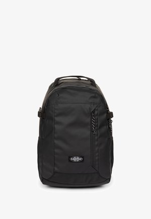 Zaino Eastpak nero con tasca anteriore con zip, maniglia per il trasporto e cinghie laterali regolabili, mostrato su sfondo bianco.
