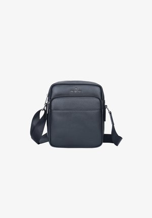 Borsa a tracolla in pelle nera con finitura testurizzata, dotata di una tasca anteriore con zip, tracollo regolabile e logo impresso nella parte superiore.