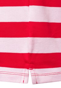 Rot-weißer gestreifter Stoff mit einer gerippten Textur. Verfügt über saubere Nähte und einen seitlichen Schlitz am Saum.