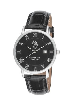 Montre-bracelet à cadran noir avec chiffres romains argentés, guichet date à trois heures, logo U.S. Polo Assn. et bracelet en cuir noir.