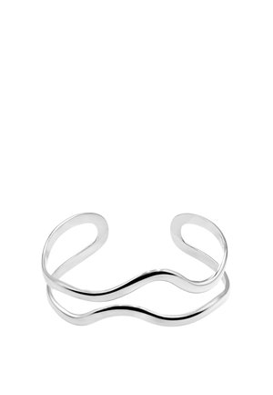 Bracelet manchette en argent ouvert avec deux bandes parallèles ondulées formant un design minimaliste et moderne.