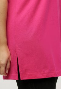 Ulla Popken V-AUSSCHNITT, HALBARM - Jednoduché tričko - magentapink