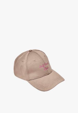 Cappellino beige da baseball con visiera curva, caratterizzato da un testo ricamato rosa "Self Care Club" sul pannello frontale.