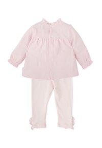 Conjunto de dos piezas de algodón rosa que incluye una blusa abotonada con un patrón texturizado, cuello con volantes y mangas largas; pantalones con dobladillo volado a juego.