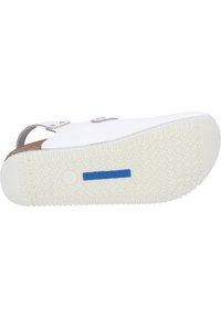 Weiße Sandale mit einer Korkfußbett, verstellbarem Riemen und profilierter weißer Gummi-Außensohle mit blauem Logo-Akzent.