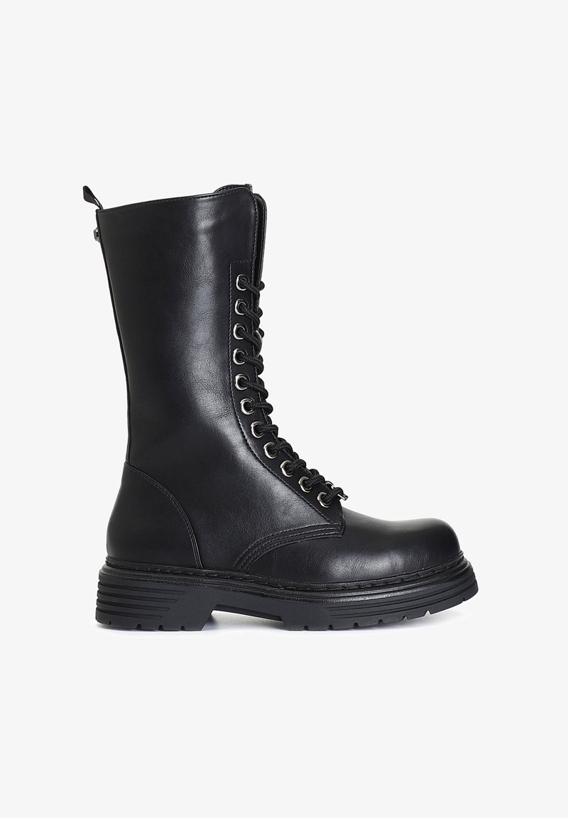 Stivale da combattimento in pelle nera con gambale alto, lacci frontali, occhielli argentati e una suola in gomma spessa e texturizzata per garantirne la durata.