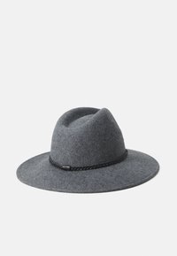 Šedý klobouk fedora s širokým stříškou a černým pleteným páskem kolem základny koruny, na bílém pozadí.