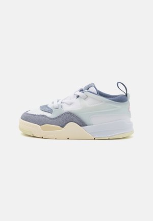 Lavtopet sneaker med hvid mesh, lyseblå ruskindsoverlæg, hvide snørebånd, beige sål og mørkeblå trækflig ved hælen.