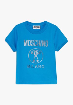 Hellblaues Baby-T-Shirt mit kurzen Ärmeln, silbernem Moschino Milano-Logo und Druckknöpfen an einer Schulter.