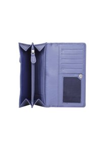 Portafoglio in pelle viola con diversi scomparti per carte, un compartimento con zip e una finestra trasparente per l'ID. Texture liscia e dettagli di cucitura minimal.